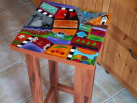 Maľovaný drevený barový stolček