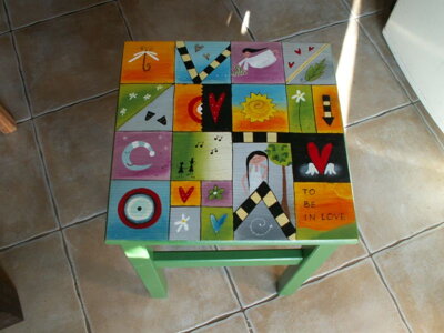 Drevený maľovaný stolček - To be in love