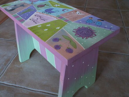 Maľovaný stolček