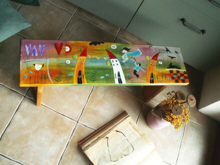 Veselá maľovaná lavička