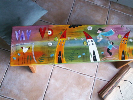 Veselá maľovaná lavička