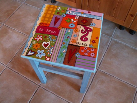 Maľovaný hippies stolček