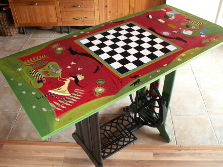 Klobúčnikov šachový stôl