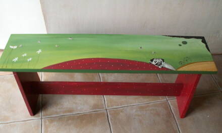 Maľovaná lavička s mopsom